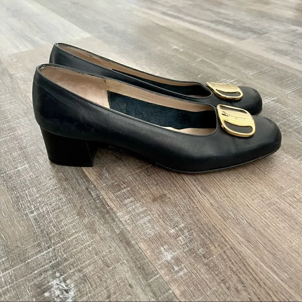 SALVATORE FERRAGAMO navy blue leather heels.